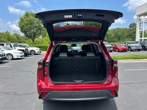 Used 2025 Toyota Highlander XLE AWD/4WD image 9