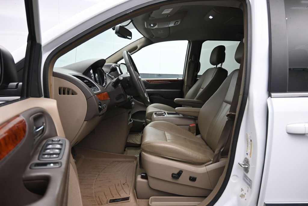 Used 2016 Chrysler Town & Country Touring FWD image 20