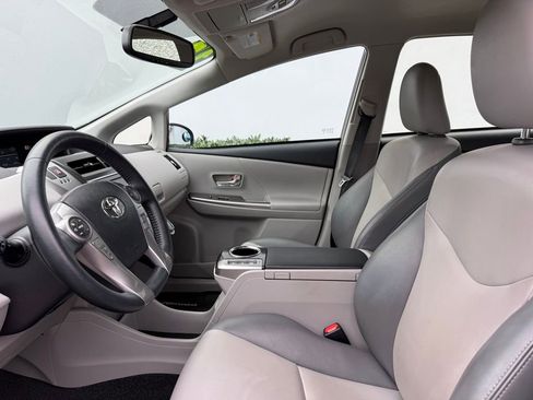 Used 2017 Toyota Prius V Five image 15