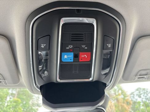 Used 2023 Jeep Grand Cherokee Laredo RWD image 39