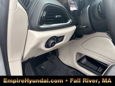 Used 2023 Chrysler Pacifica Limited FWD image 22