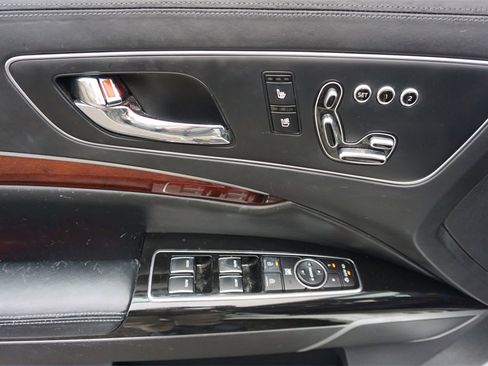 Used 2016 Kia K900 Luxury w/ Luxury VIP Package image 3