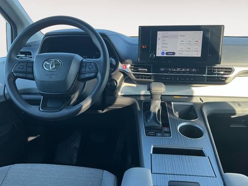 Used 2025 Toyota Sienna LE image 12