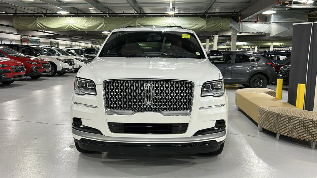 Used 2023 Lincoln Navigator Reserve AWD/4WD image 2