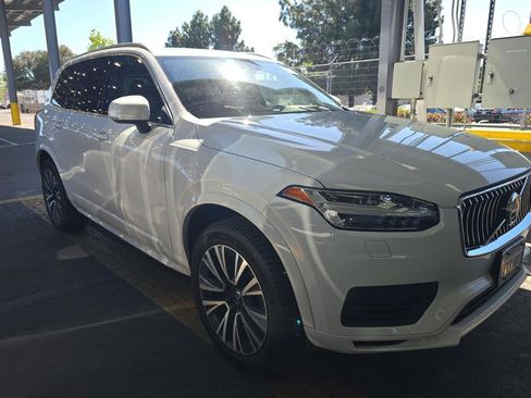 Used 2020 Volvo XC90 T8 Momentum image 3
