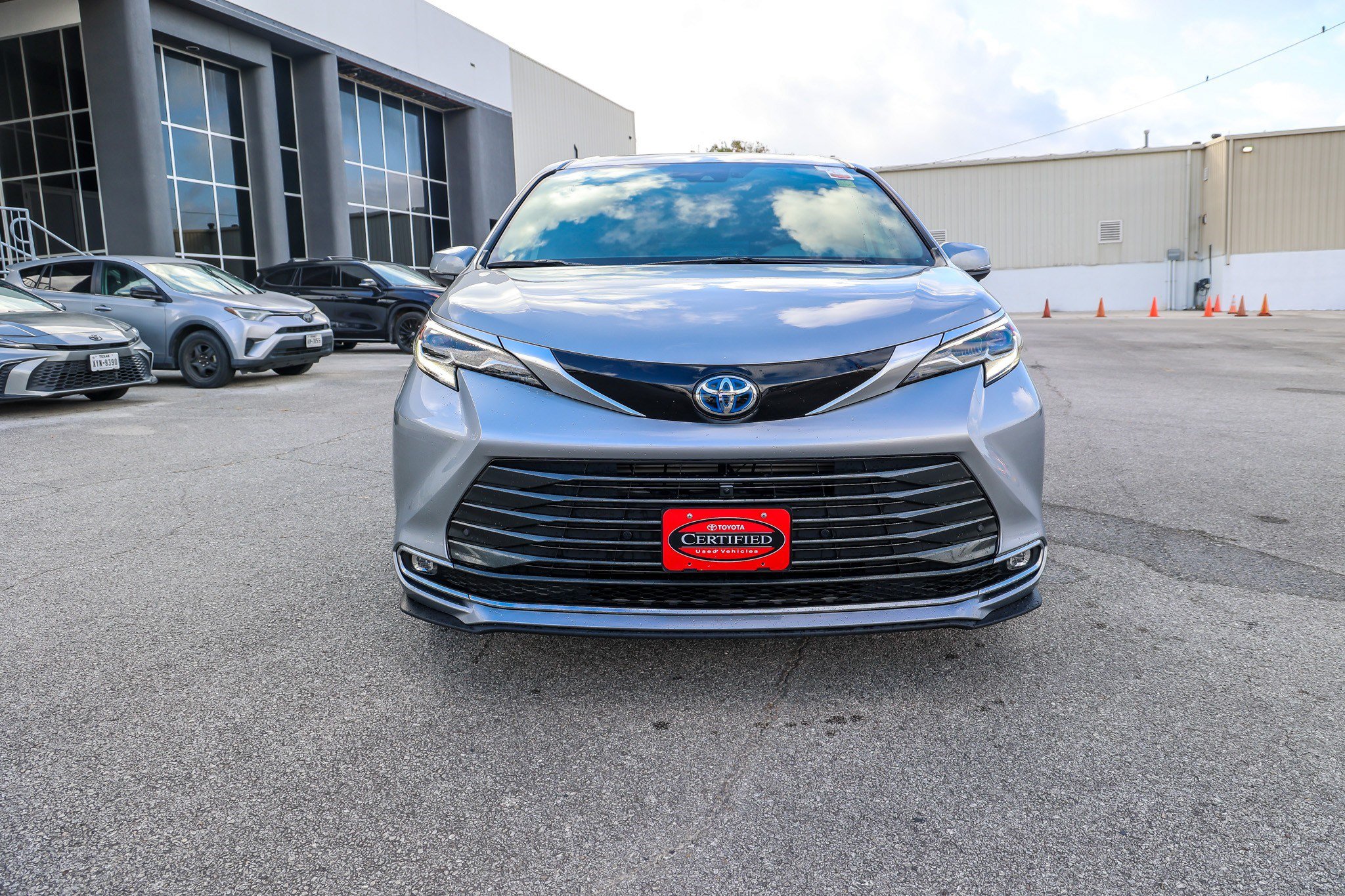 Certified 2025 Toyota Sienna Platinum FWD image 3