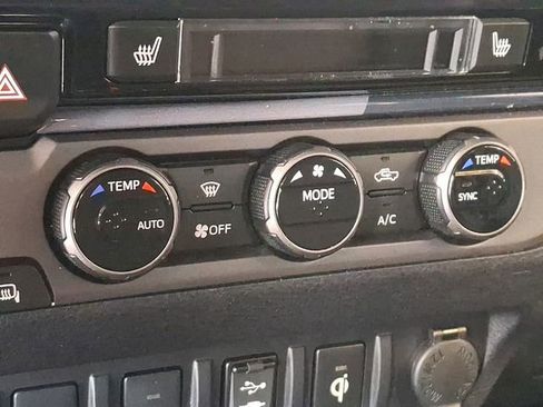 Used 2016 Toyota Tacoma TRD Sport AWD/4WD image 15
