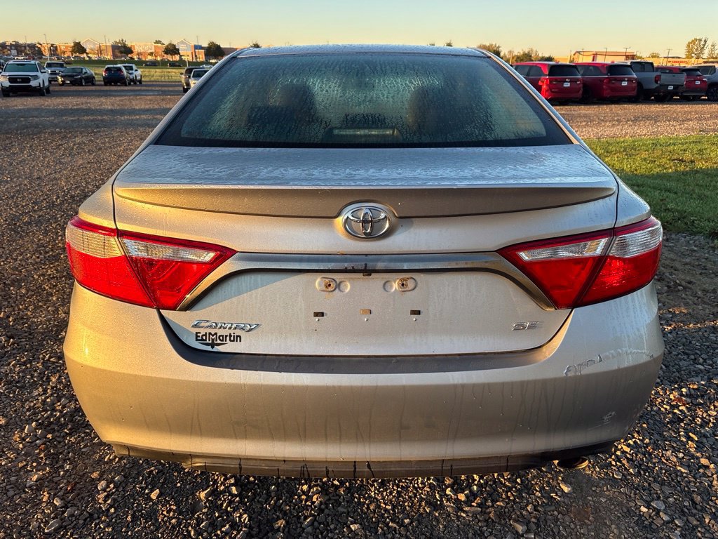 Used 2015 Toyota Camry SE w/ Moonroof Package FWD image 9