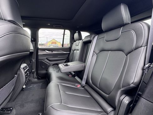 New 2025 Jeep Grand Cherokee Limited w/ Black Appearance Package image 15