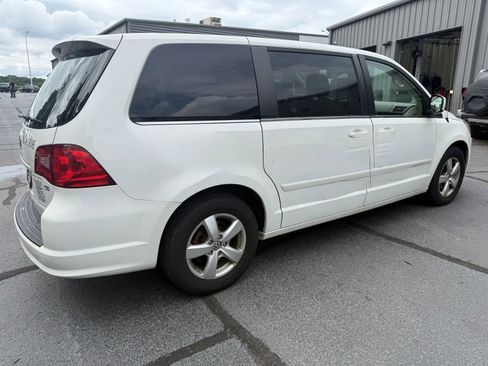 Used 2010 Volkswagen Routan SE FWD image 4