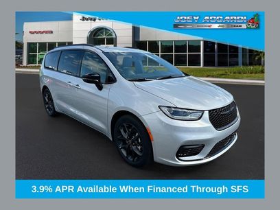 New 2026 Chrysler Pacifica Select w/ S Appearance Package
