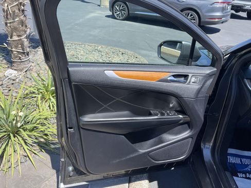 Used 2019 Lincoln MKC Select w/ Select Plus Package AWD/4WD image 14