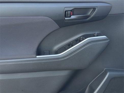 Used 2023 Toyota Highlander LE image 24