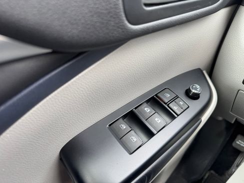 Used 2016 Toyota Highlander XLE image 19