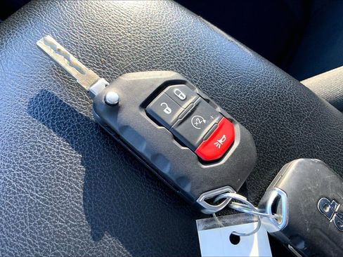 Certified 2023 Jeep Gladiator Willys image 13