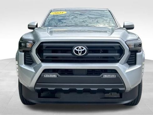 Used 2025 Toyota Tacoma SR5 AWD/4WD image 9