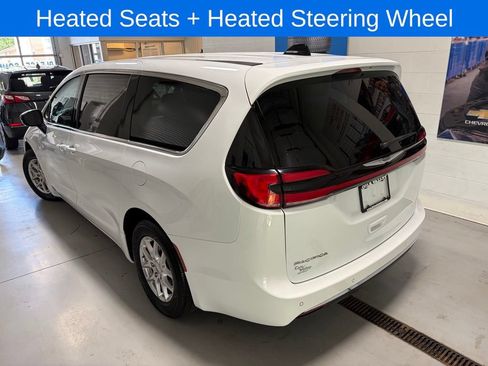 Used 2024 Chrysler Pacifica Touring-L FWD image 5