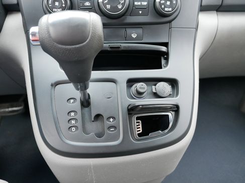 Used 2008 Hyundai Entourage image 18