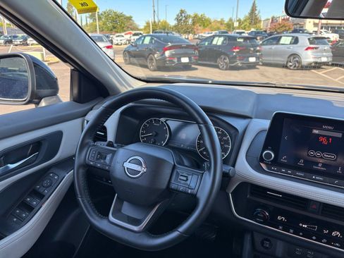 Used 2025 Nissan Rogue SV FWD image 36