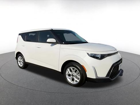 Used 2025 Kia Soul LX w/ LX Technology Package FWD image 2