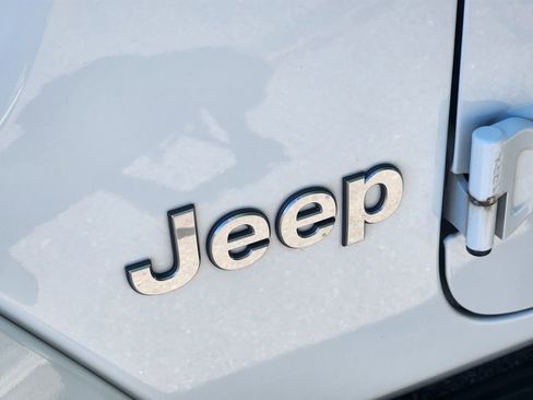 Used 2018 Jeep Wrangler Unlimited Sahara AWD/4WD image 31