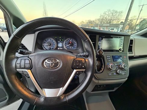 Used 2019 Toyota Sienna XLE image 25