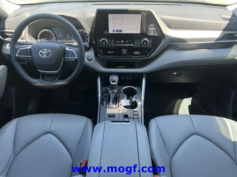 Used 2023 Toyota Highlander XLE image 5