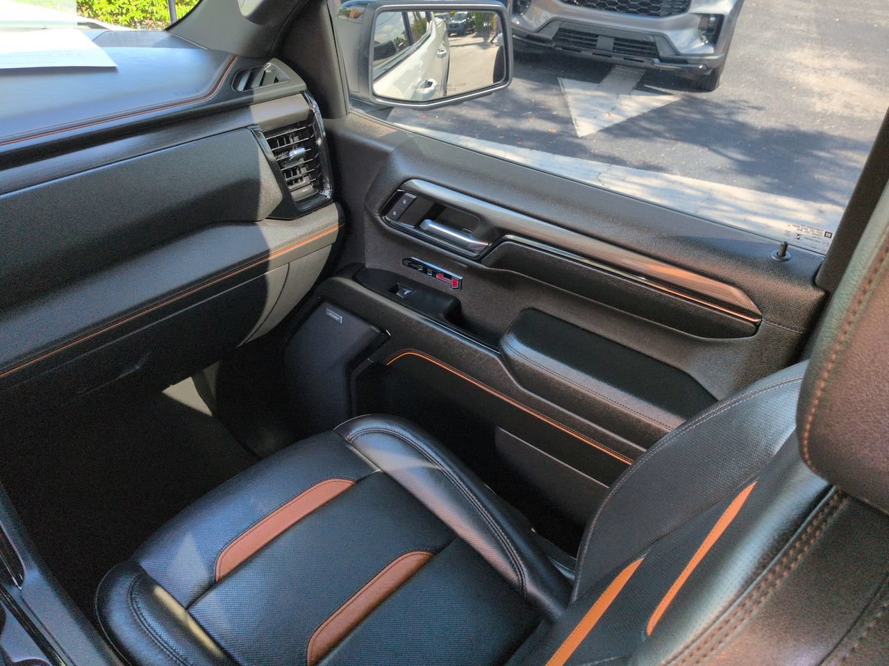 Used 2024 GMC Sierra 1500 AT4 w/ Technology Package AWD/4WD image 17