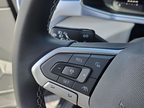 Certified 2025 Volkswagen Taos SE FWD image 24