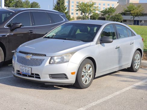Used 2011 Chevrolet Cruze LS w/ Connectivity Package FWD image 4