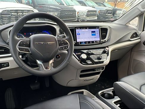 Used 2024 Chrysler Pacifica Touring-L image 25