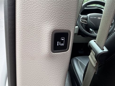 Used 2023 Chrysler Pacifica Touring-L FWD image 29