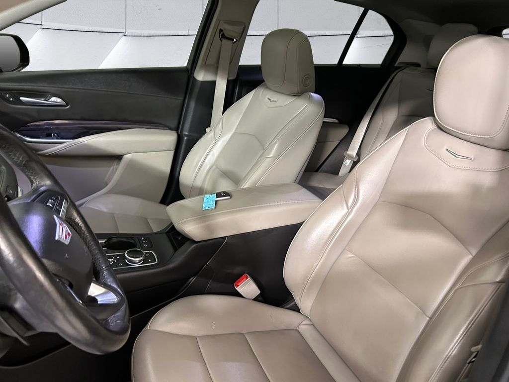 Used 2021 Cadillac XT4 Luxury w/ Cold Weather Package FWD image 8