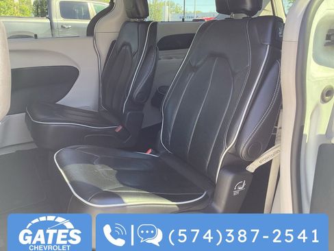 Used 2024 Chrysler Pacifica Limited FWD image 14