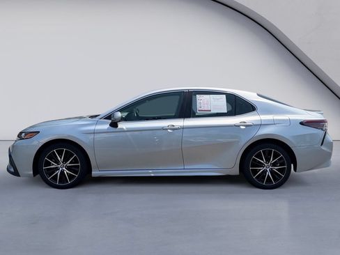 Used 2022 Toyota Camry SE FWD image 2