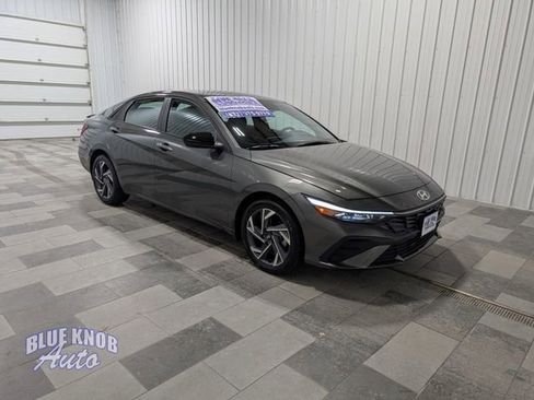 Used 2025 Hyundai Elantra Sport image 5