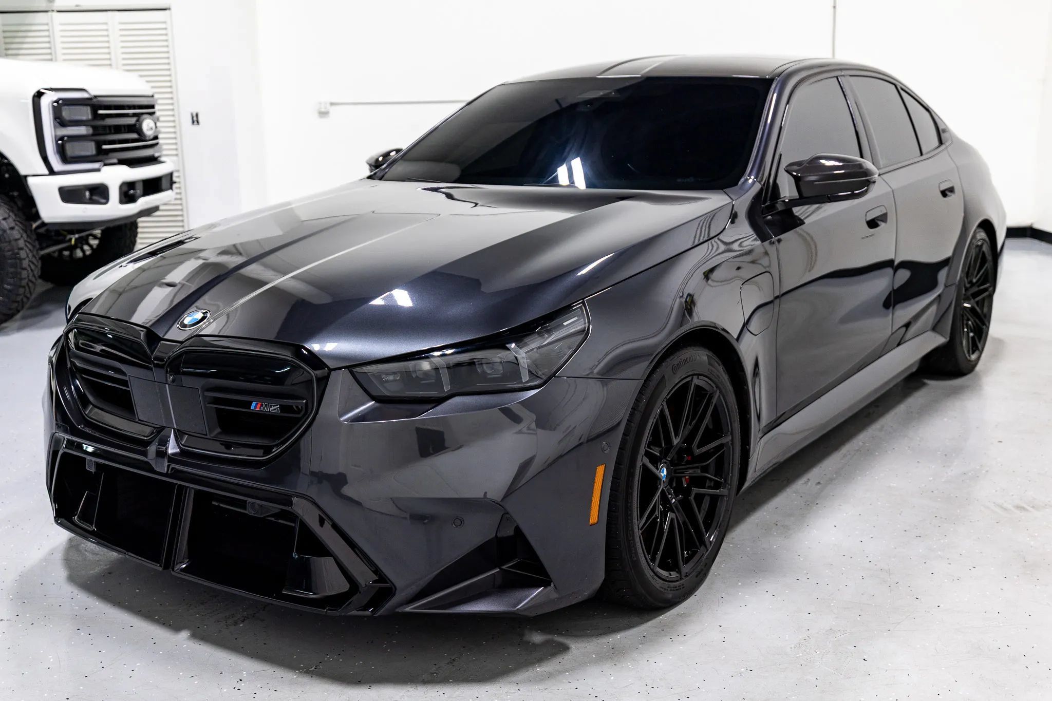 Used 2025 BMW M5 w/ Carbon Package AWD/4WD image 3