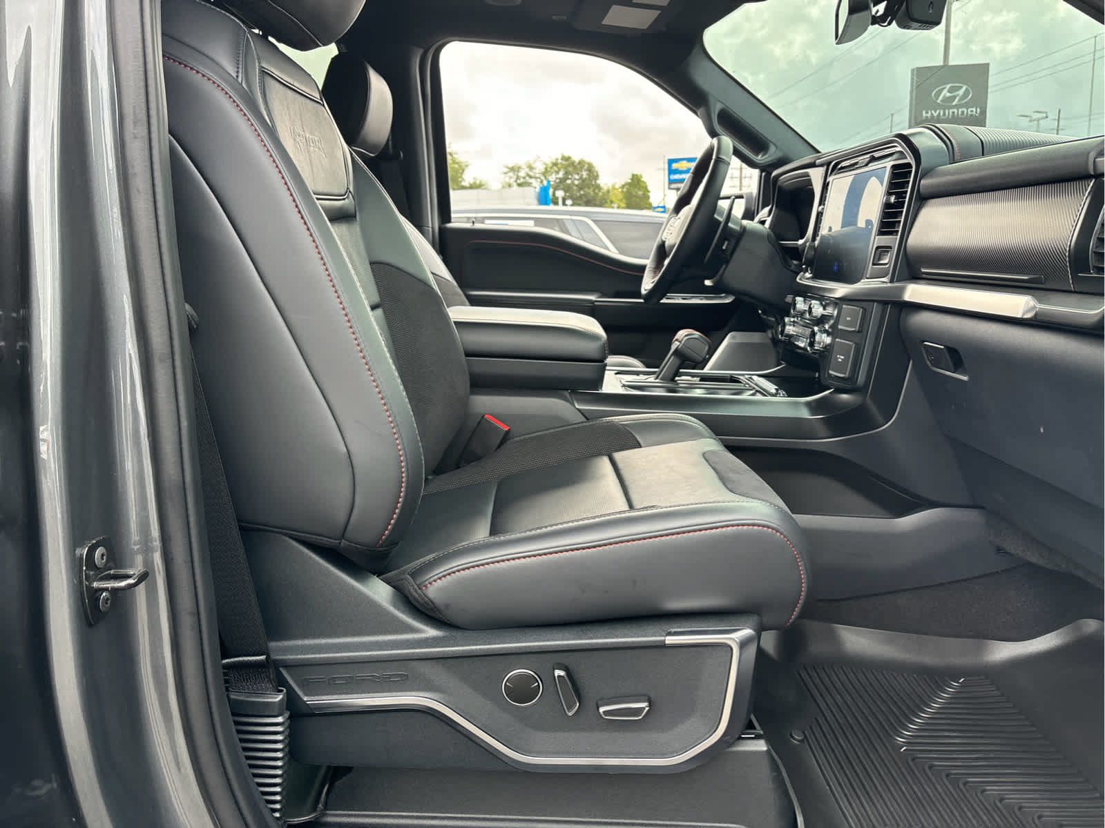 Used 2025 Ford F150 Raptor AWD/4WD image 28