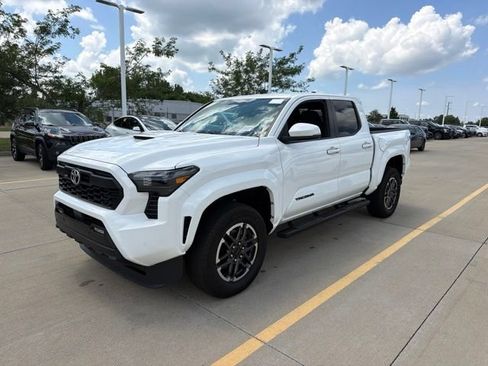 Used 2024 Toyota Tacoma TRD Sport w/ TRD Sport Upgrade Package AWD/4WD image 3