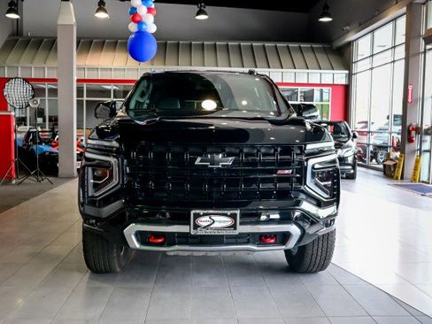 Used 2025 Chevrolet Suburban Z71 AWD/4WD image 2