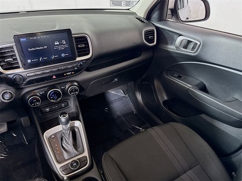 Used 2024 Hyundai Venue SEL image 24