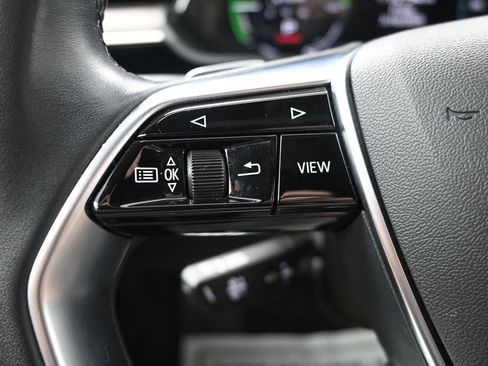 Used 2022 Audi e-tron Premium w/ Convenience Plus Package AWD/4WD image 23