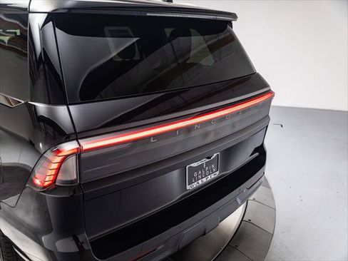New 2027 Lincoln Navigator Premiere RWD image 32