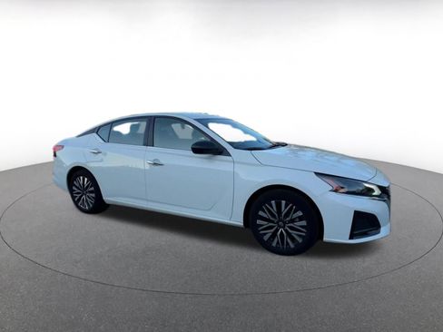 Used 2025 Nissan Altima 2.5 SV FWD image 2