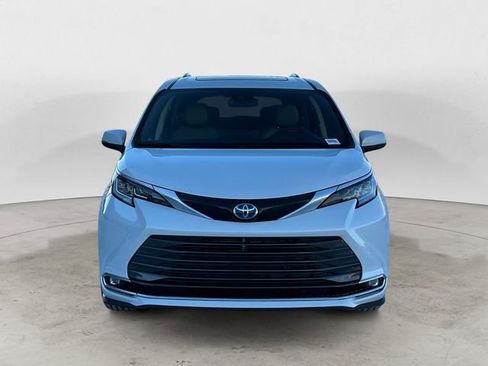 Used 2023 Toyota Sienna Limited image 8