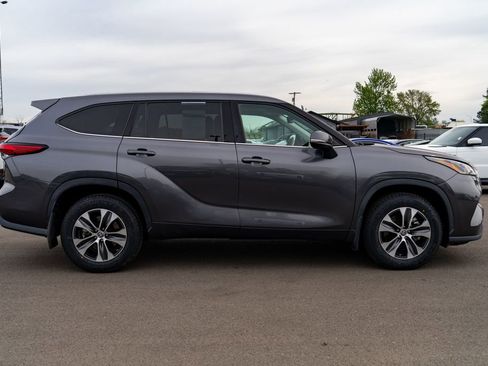 Used 2022 Toyota Highlander XLE AWD/4WD image 8