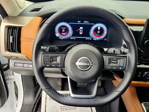 Used 2025 Nissan Pathfinder Platinum image 14