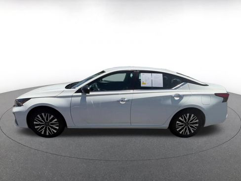 Used 2025 Nissan Altima 2.5 SV FWD image 9