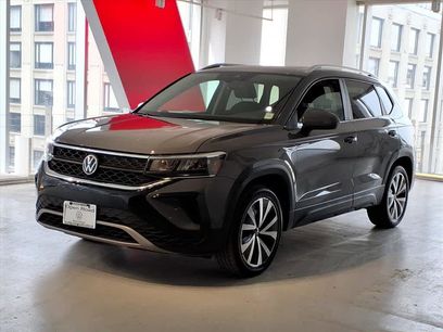 Used 2023 Volkswagen Taos SE w/ Panoramic Sunroof Package