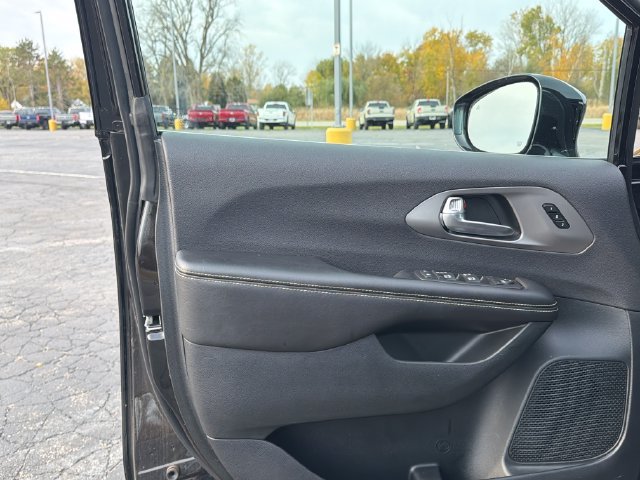 Used 2027 Chrysler Pacifica Select FWD image 14